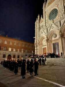 Misericordia di Siena: processione di penitenza (le foto)