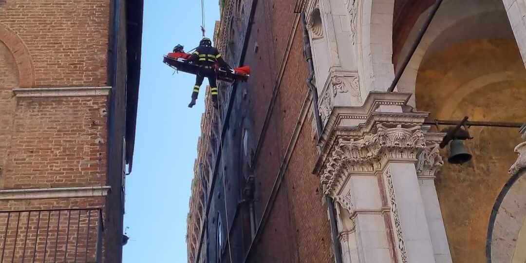 Torre del Mangia: evacuazione di un ferito. E’ un’ esercitazione