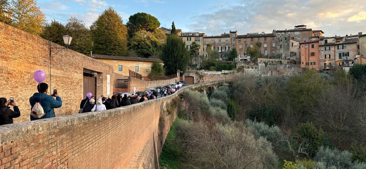 La passeggiata per ricordare i bimbi prematuri: sorrisi e socialità (le foto)